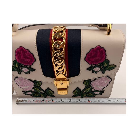 GUCCI Sylvie Embroidered Floral Shoulder Bag in White - Picture 15 of 16